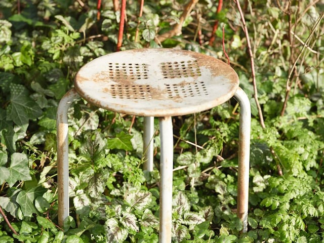 Paint peeling on metal gate