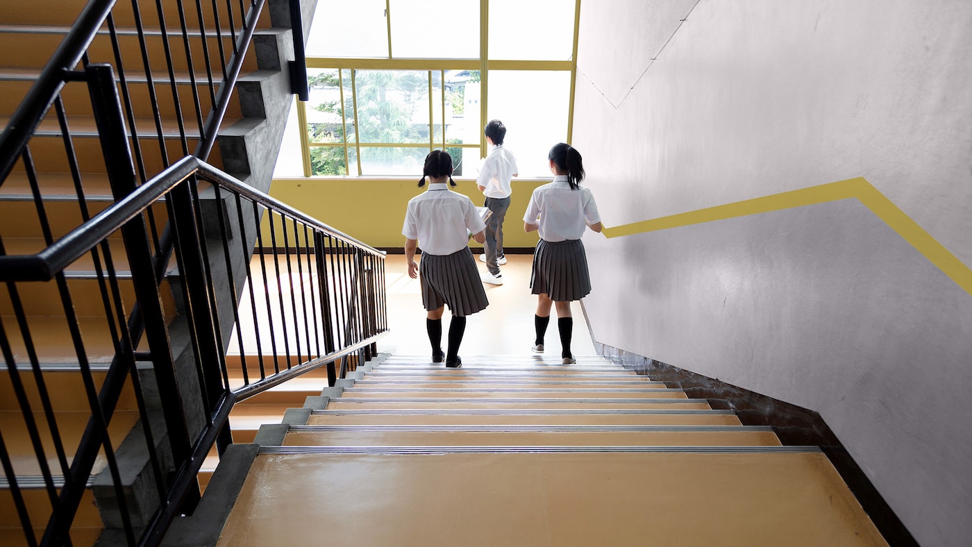 En trappeopgang med en væg malet med en delt-væg effekt. 