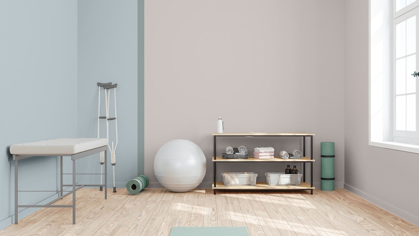 Behandlingsrum med en lodret malet delt-væg effekt.