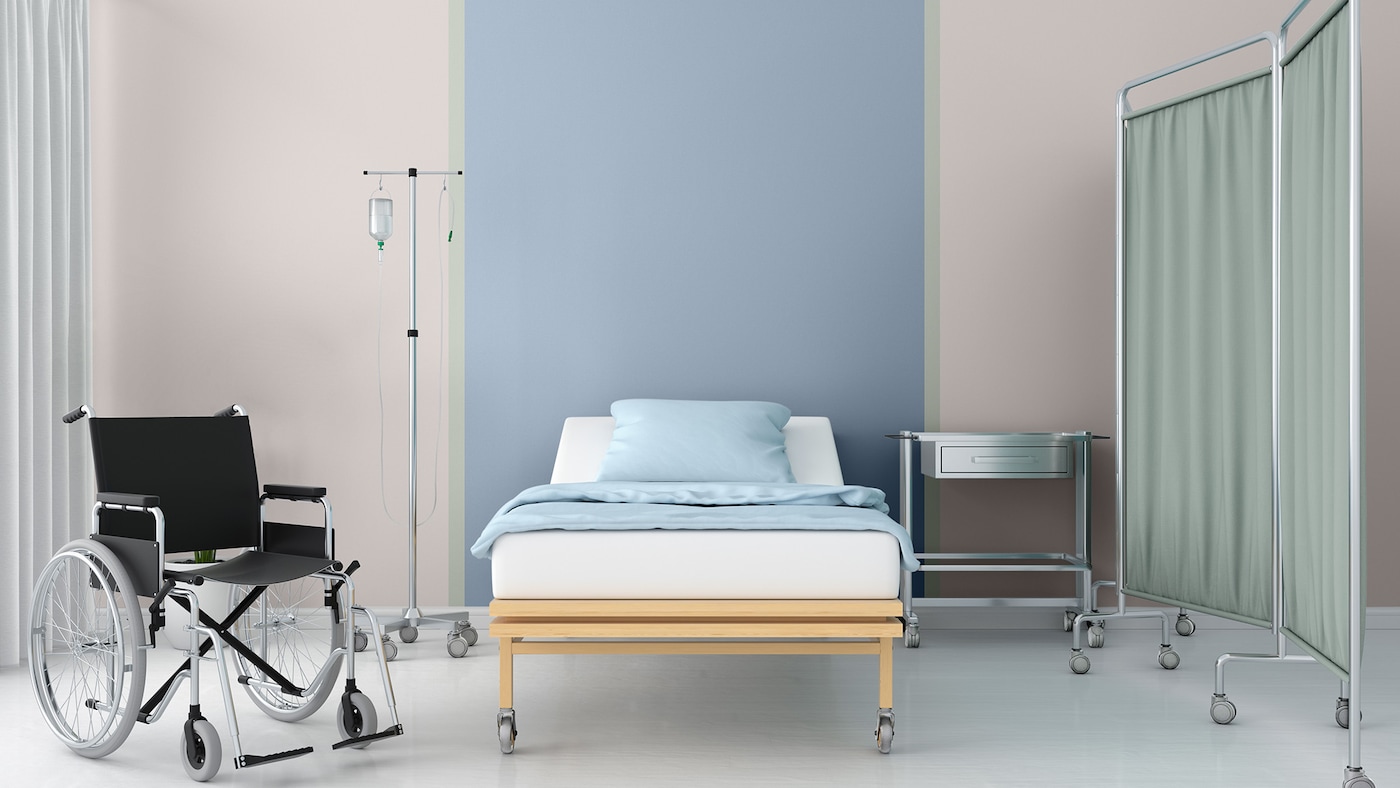 En hospitalsafdeling med vægge malet i lyserød og pastelblå brede striber.