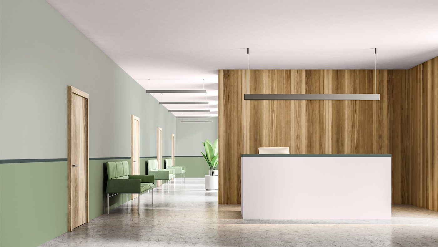 Et venteområde med vægge malet med en delt-væg effekt, der kombinerer to forskellige grønne nuancer