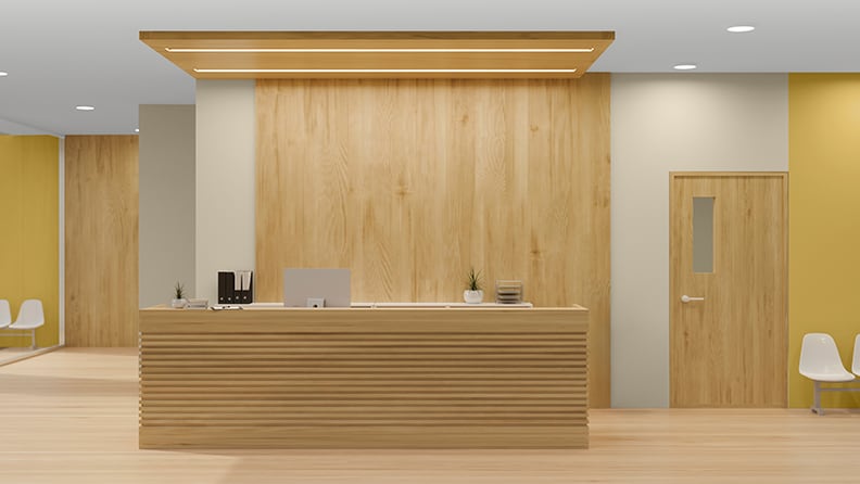 Et moderne receptionsområde i træ med gulmalede vægge