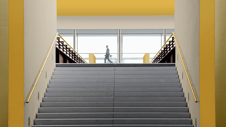 En trappeopgang med en væg der er malet med delt-væg effekt. 