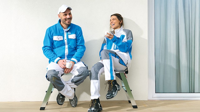 Maler und Malerin in Herbol Kleidung beim Kaffeeplausch