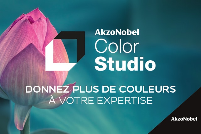 Logo AkzoNobel Color Studio avec fleur rose stylisée et slogan "Donnez plus de couleurs à votre expertise" sur fond turquoise dégradé.
