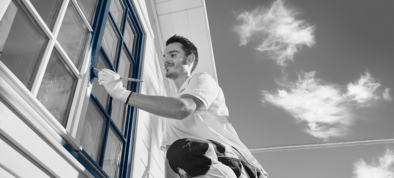 Schilder die houtwerk lakt