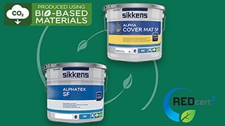 Verfpot Alphatex SF en Alpha Cover Mat met het RedCert logo en vermelding dat deze gemaakt zijn met biobase materials
