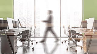 Kantoor met eilandopbouw en silhouet van een persoon die stapt