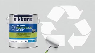 Pot Alpha Recycle Mat met verfrol die het recycle logo schildert