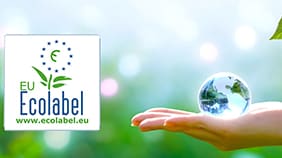 Een glazen bol in een handpalm en het logo van het EU ecolabel