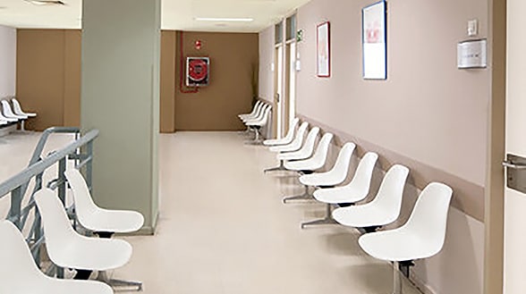 ziekenhuis wachtruimte met witte stoeltjes