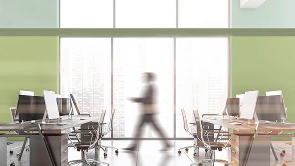 Persoon die door een kantoorgebouw loopt