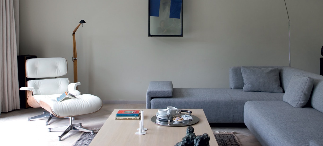 Salon met grijze hoekzetel en witte relax