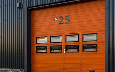 Sectionele garagepoort industrieel gebouw