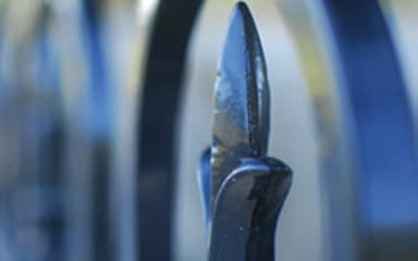 Detail metalen hekwerk blauw