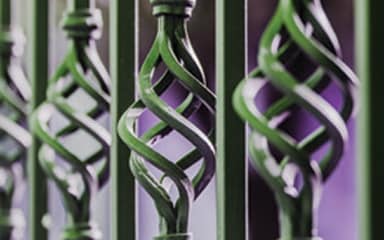 Detail metalen hekwerk groen