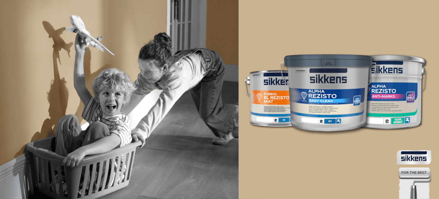 spelende kinderen die met wasmand tegen de muur en plint botsen