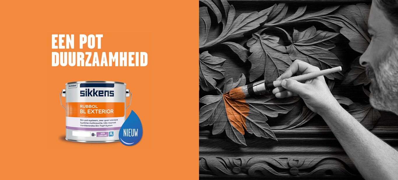 Schilder die houtwerk lakt