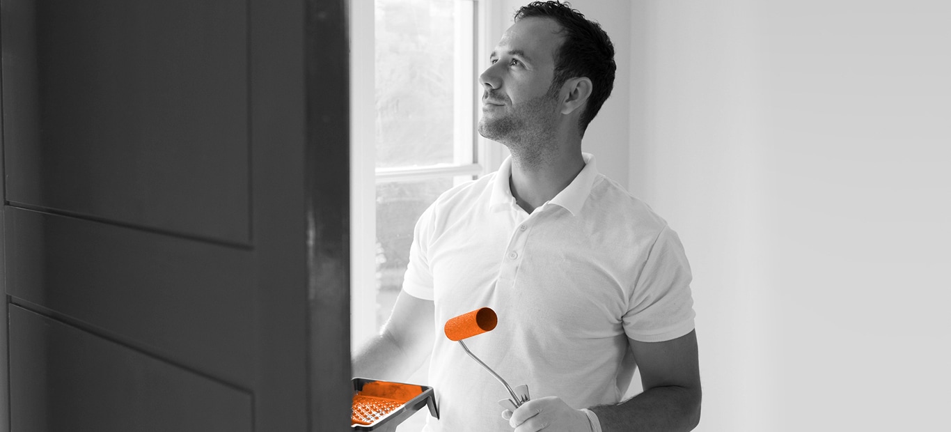 Maler streicht eine Tür