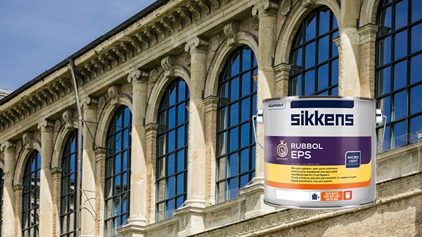 Großes Gebäude mit Fenstern und Lackdose