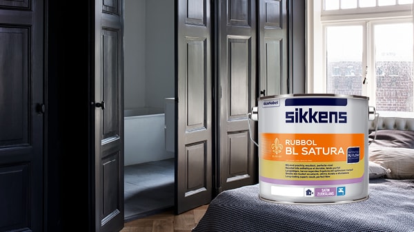 Schlafraum mit Holztüren und Lackdose