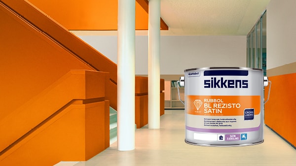 Schulfoyer n orange mit Lackdose