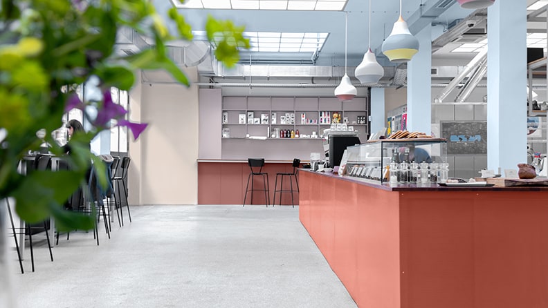 Cafeteriedisk i terracotta med blå søjler