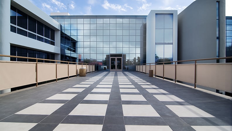 Indgang til sundhedsfacilitet med glasfront og blå vægge