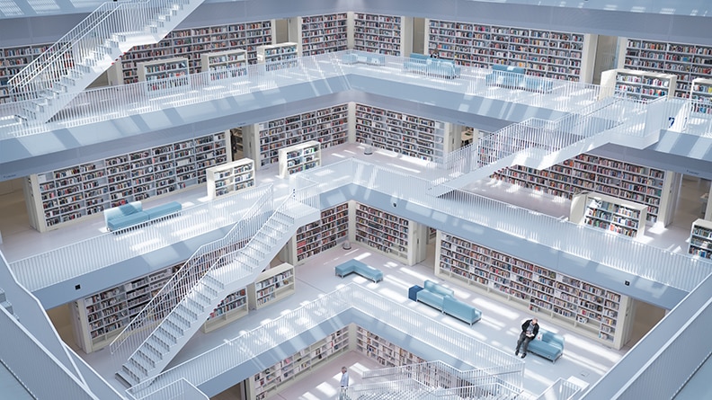 Cafetariabalie in terracotta met blauwe pilaren