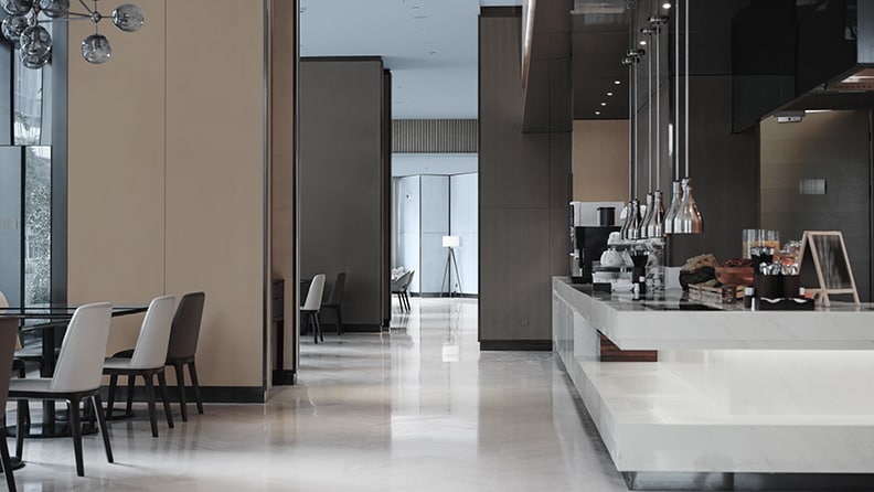 Ontvangstruimte met wit bureau en bruine muren en blauw plafond