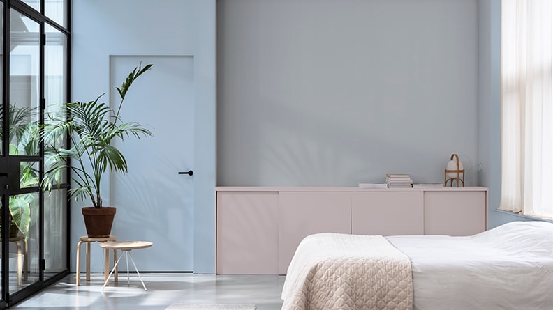 Slaapkamer met blauwe deur en roze kast