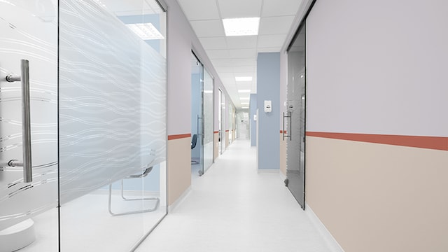 Hospitalsgang med farvebånd langs væggen