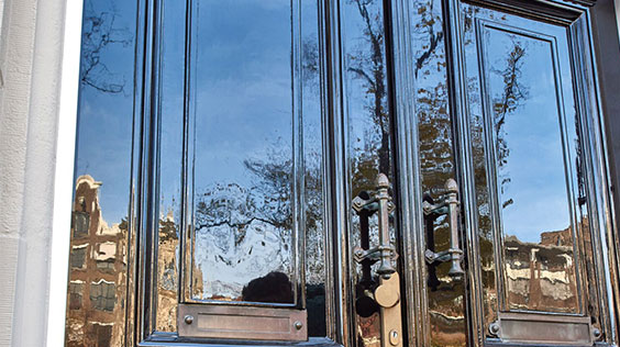 Glanzende voordeur schilderen met hoogglans lak