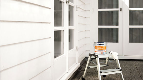 Watergedragen of oplosmiddelhoudende lak? De verschillen