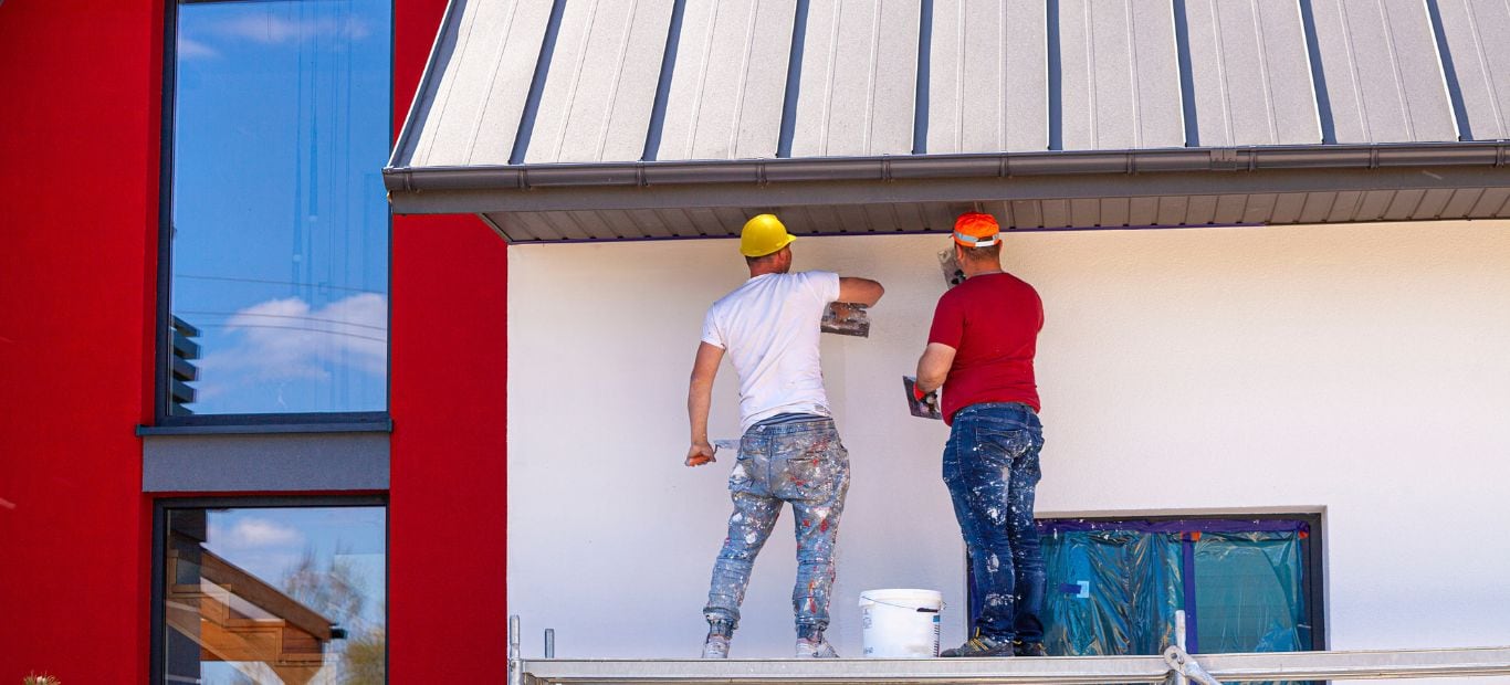 ¿Qué puede propiciar la degradación de la pintura en superficies exteriores?