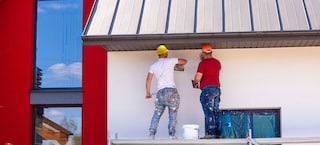 ¿Qué puede propiciar la degradación de la pintura en exterior?