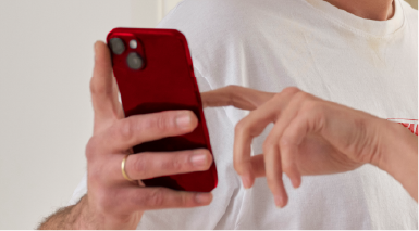 Persona usando smartphone para consultar información técnica o asesoramiento