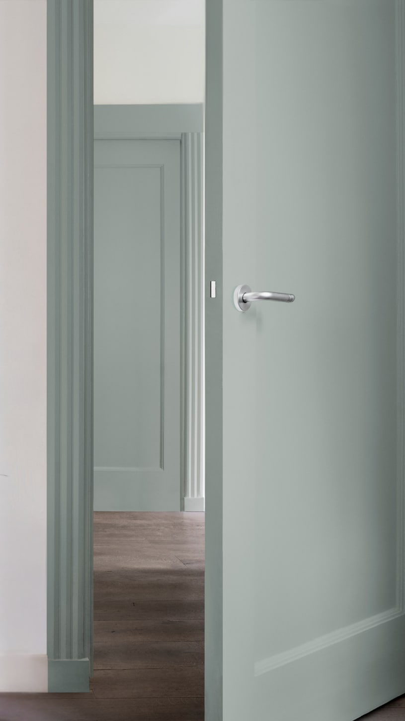 Puerta gris pintada con esmalte para carpintería y elementos metálicos