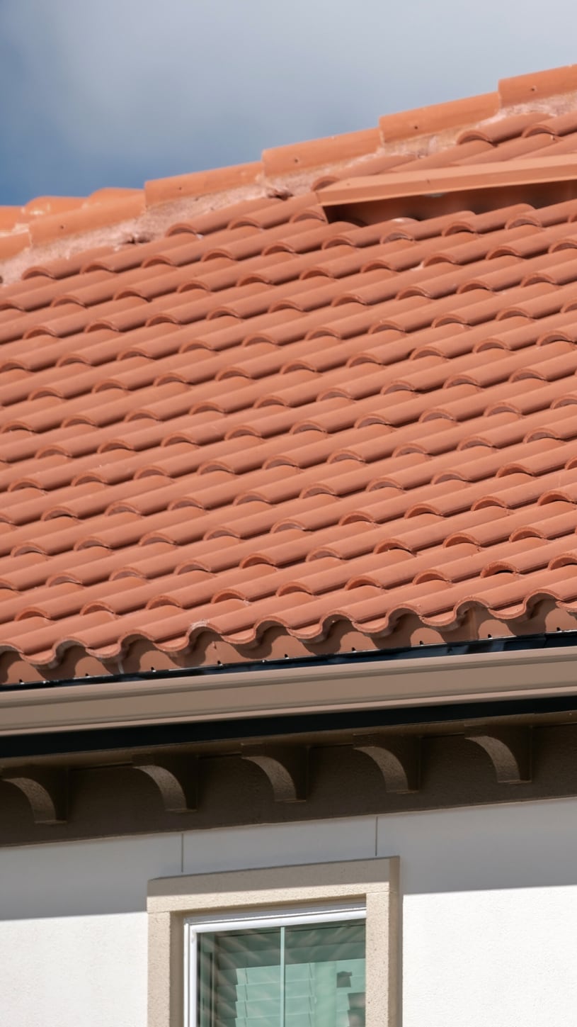 Tejas de barro rojas tratadas con impermeabilizante para cubiertas