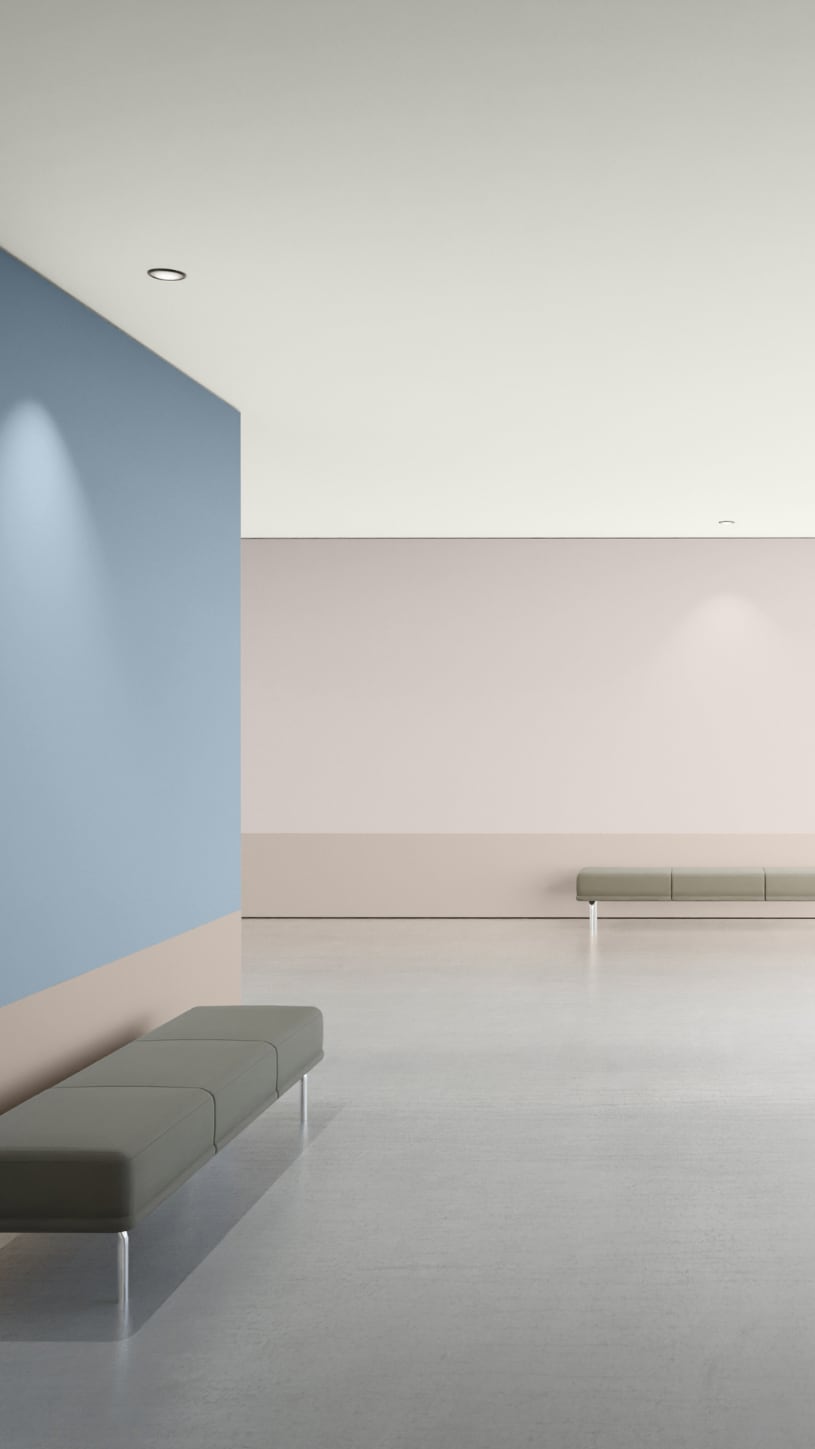 Pared interior con acabado en pintura plástica azul y beige