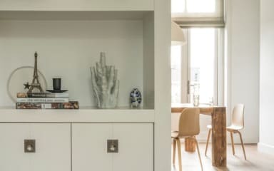 Upgecyceltes Regal in einem Wohnzimmer mit Blick auf einen Esstisch