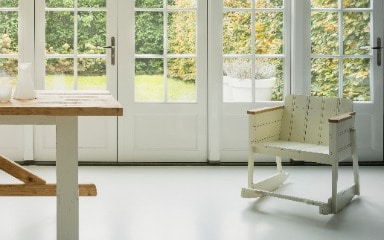 Upgecycelter Schaukelstuhl und Tisch 