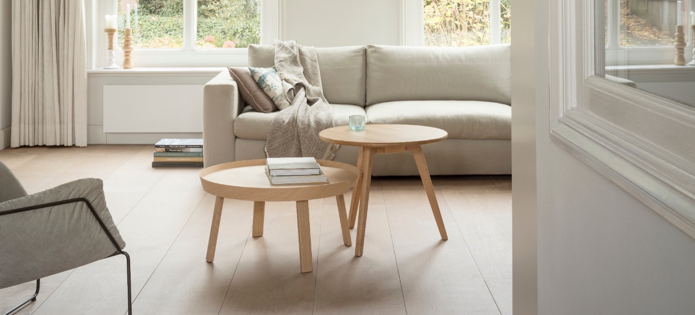 Blick in ein Wohnzimmer mit Parkettboden