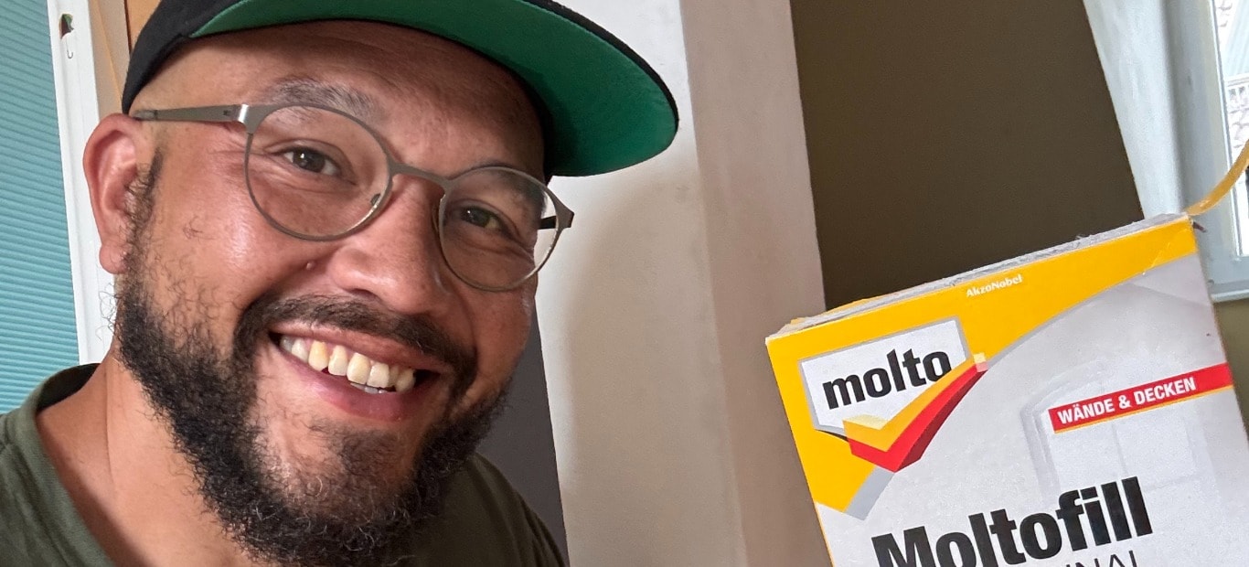 Mann mit einer Packung Moltofill von Molto in der Hand, bereit zu arbeiten