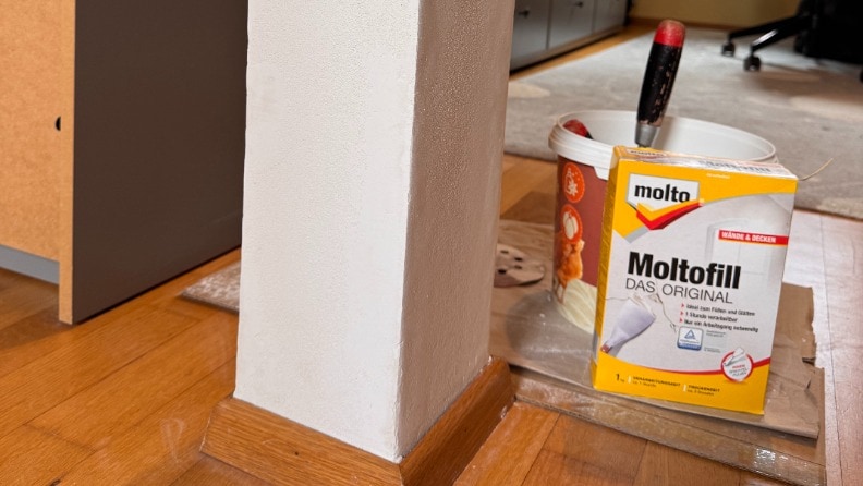 Moltofill steht vor einem Stütze, deren Kanten ausgebessert werden