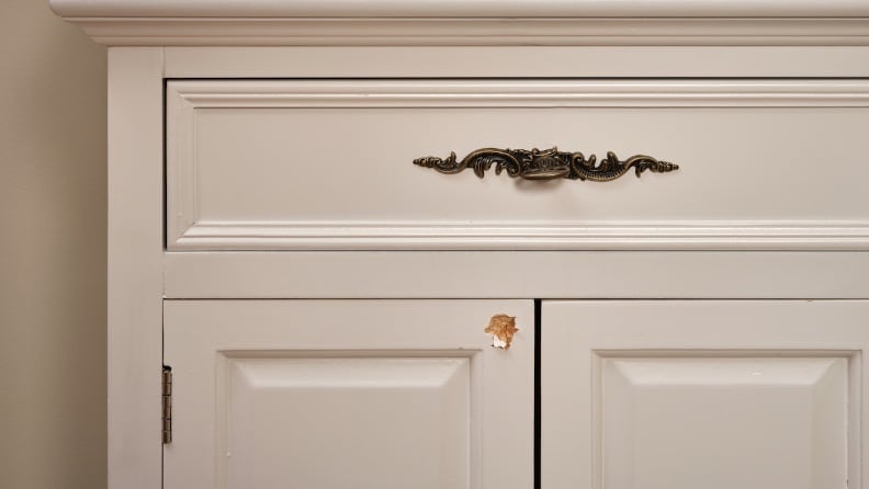 Kommode aus Holz mit einem Schaden