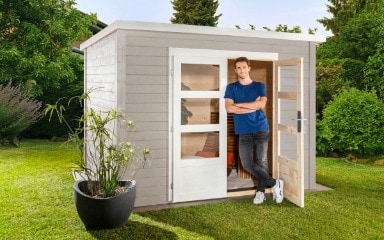 Ein in Delfingrau gestrichenes Gartenhaus