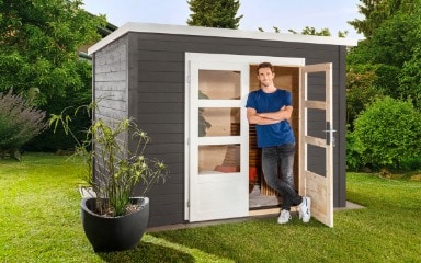 Ein in Kaffeebraun gestrichenes Gartenhaus