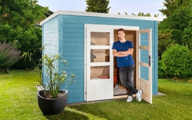 Ein in Horizontblau gestrichenes Gartenhaus