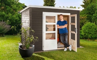 Ein in Kaffeebraun gestrichenes Gartenhaus